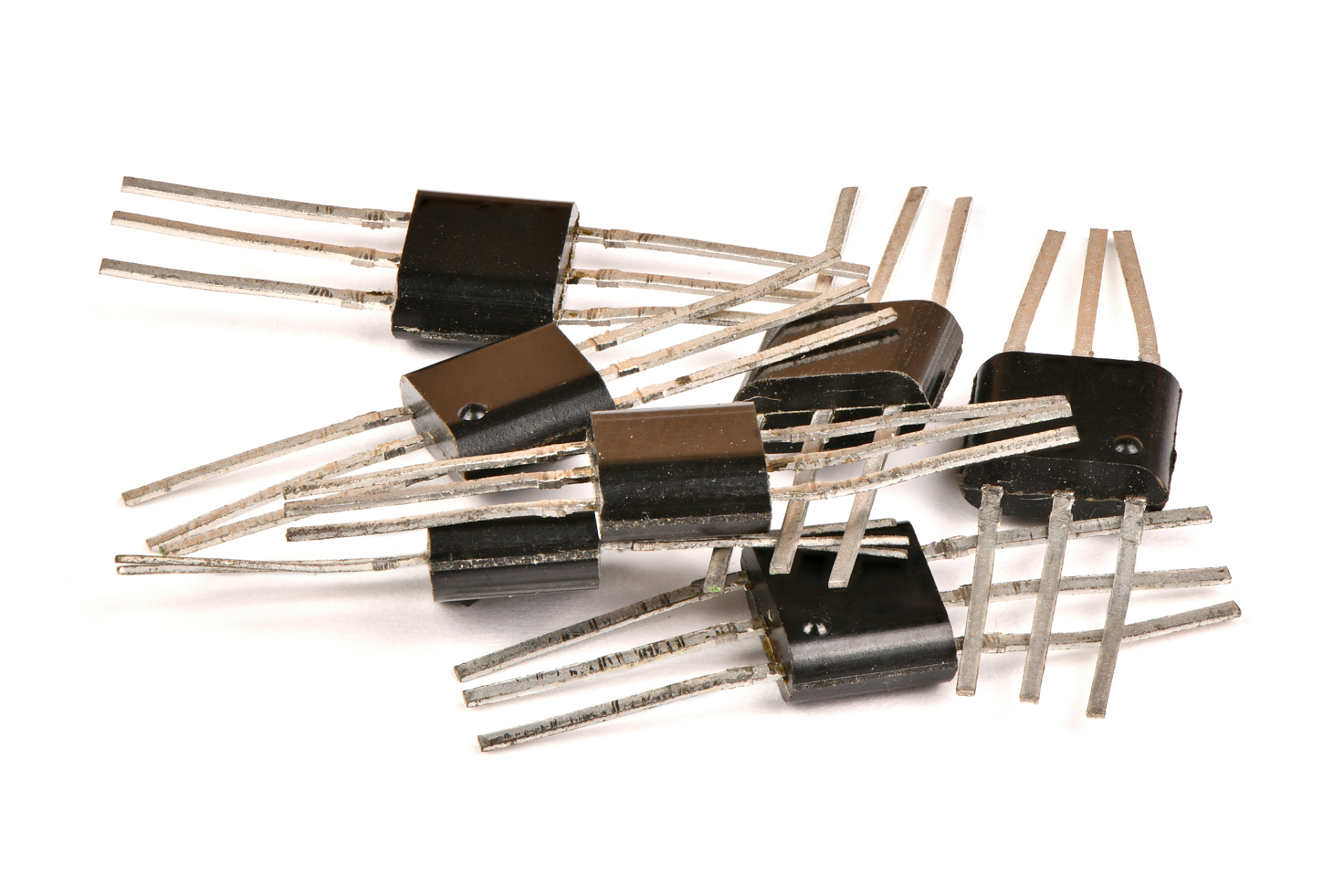 电感  感(电感线圈)是用绝缘导线(例如漆包线,纱包线等)绕制而成的