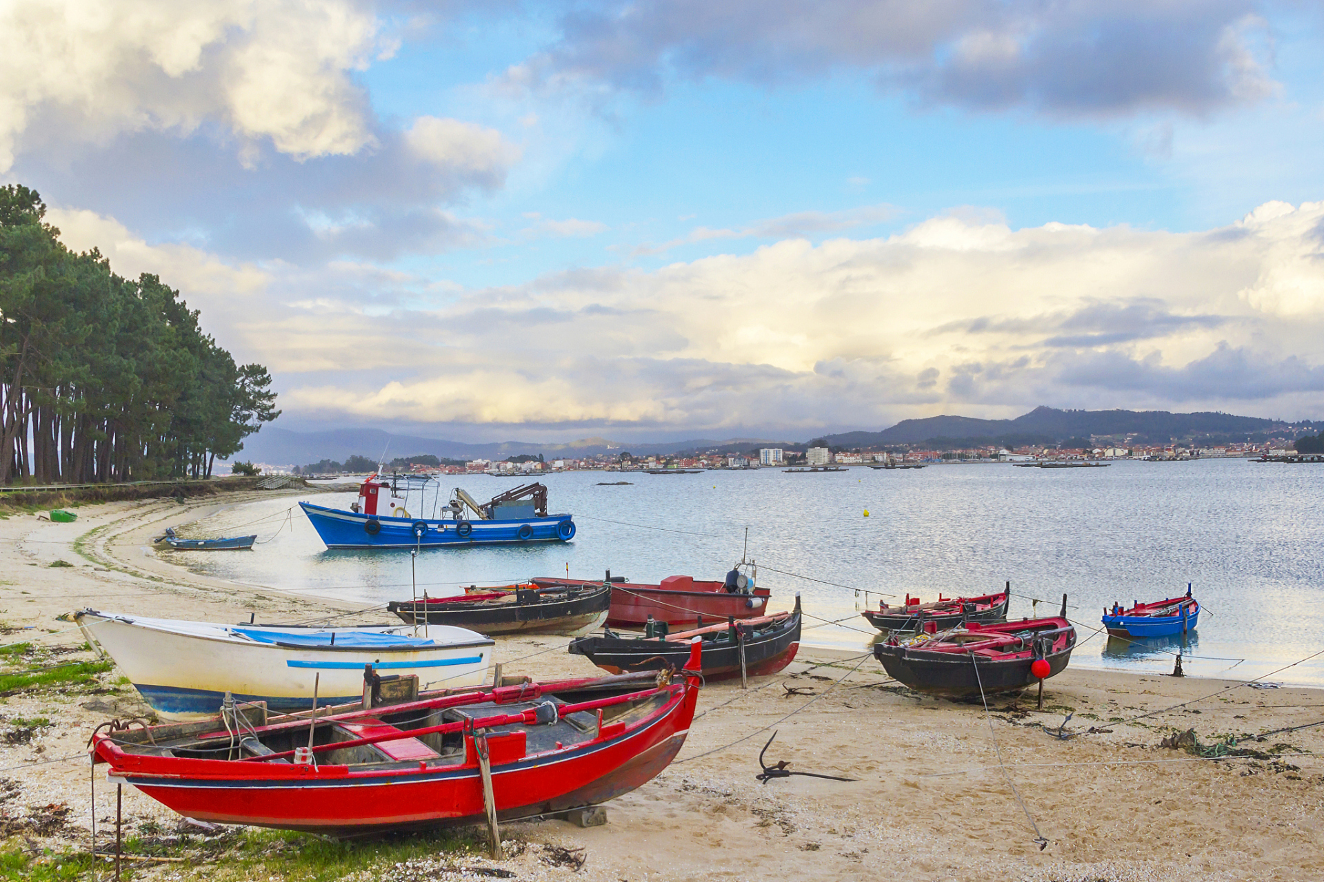 来我的城市过七夕# 在三亚西岛渔村的古老渔船沉香缓缓行驶,海风轻拂