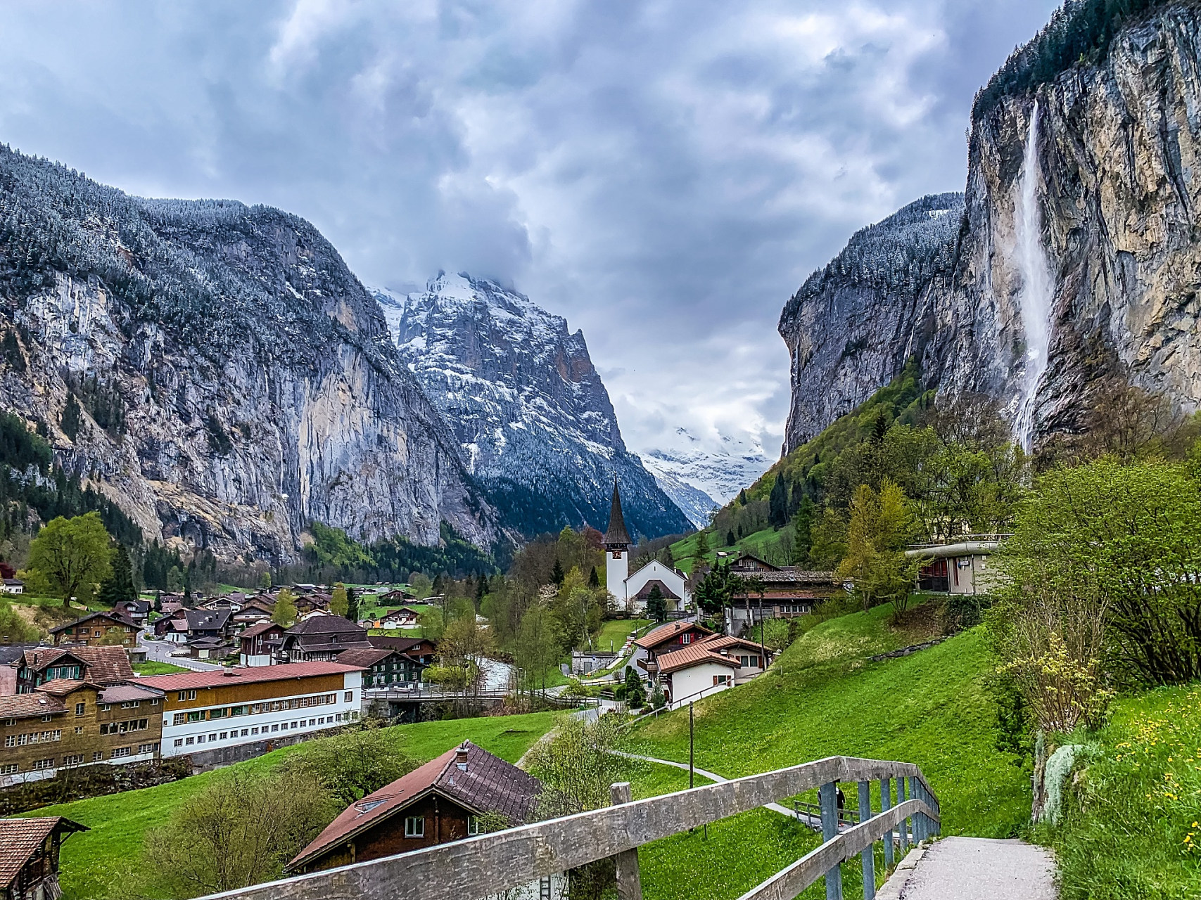 瑞士雪山峡谷小镇——劳特布伦嫩(lauterbrunnen),一译"卢达本纳"
