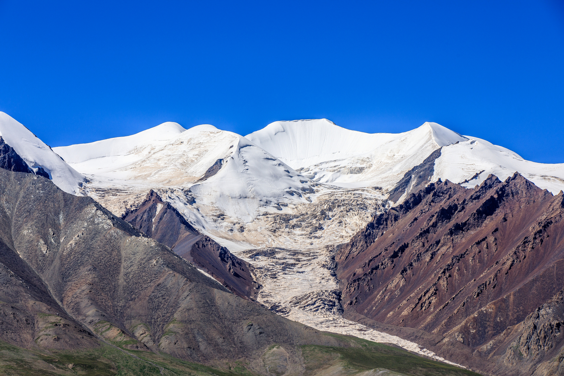 青海省海西蒙古族藏族自治州格尔木市,这里是青藏铁路世界顶级旅游带