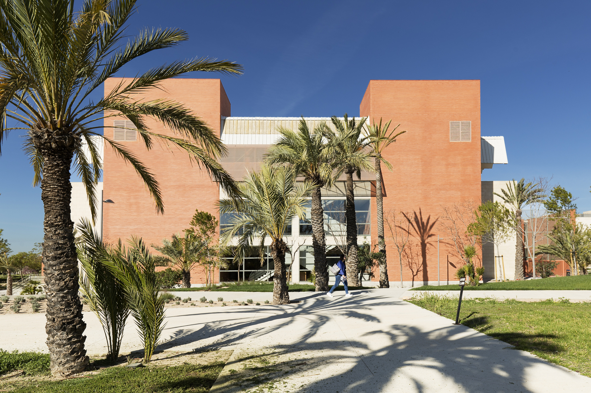 看时事学英语(30):northern arizona university by prioritizing