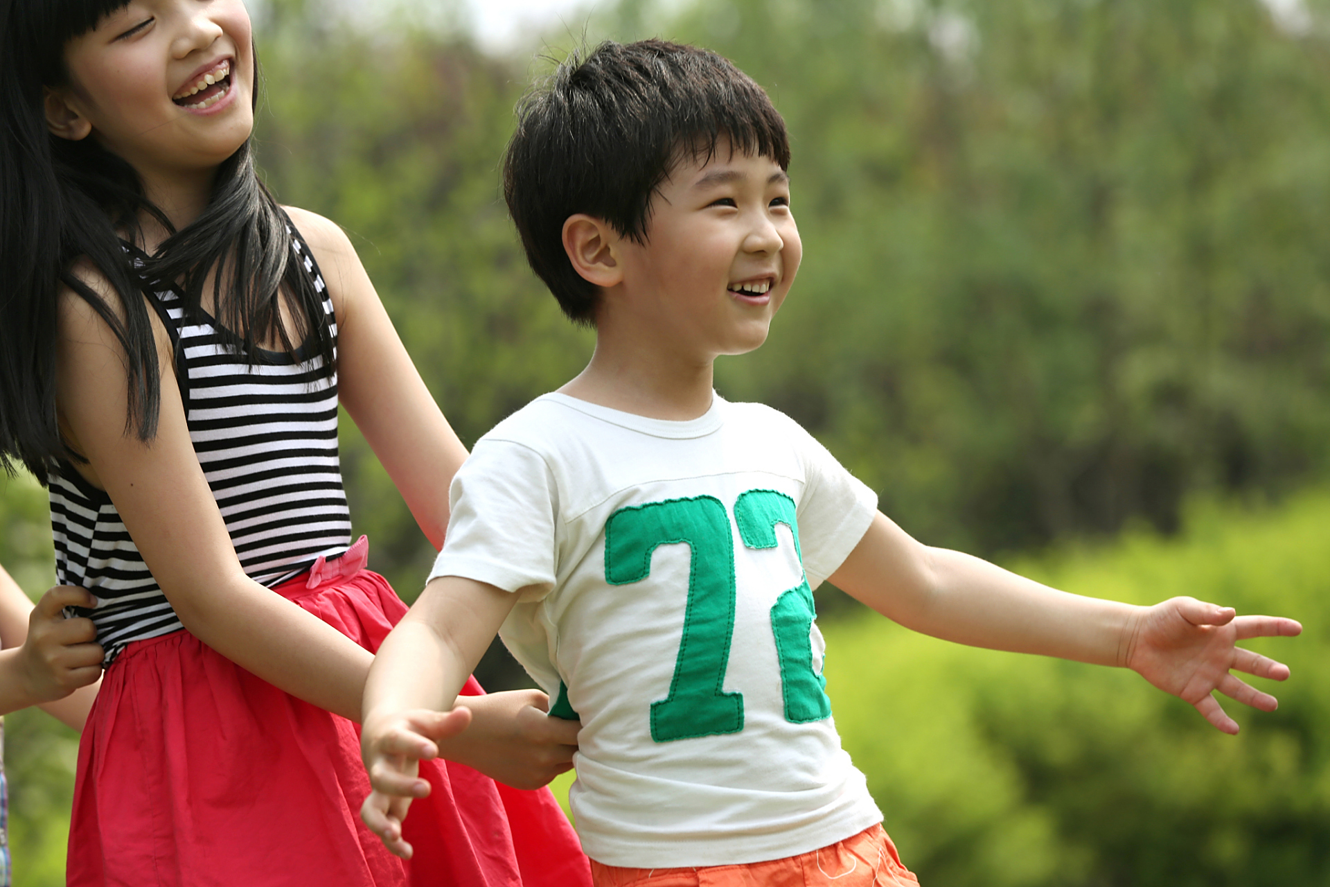 要拍摄活泼好动的孩子照片,6个建议:  1. 捕捉真实的瞬间.