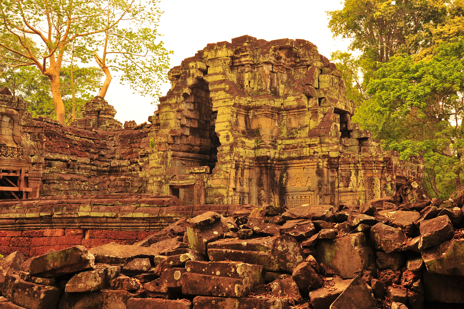 吴哥窟(angkor wat)是柬埔寨最著名的旅游景点之一,也是世界上最大的