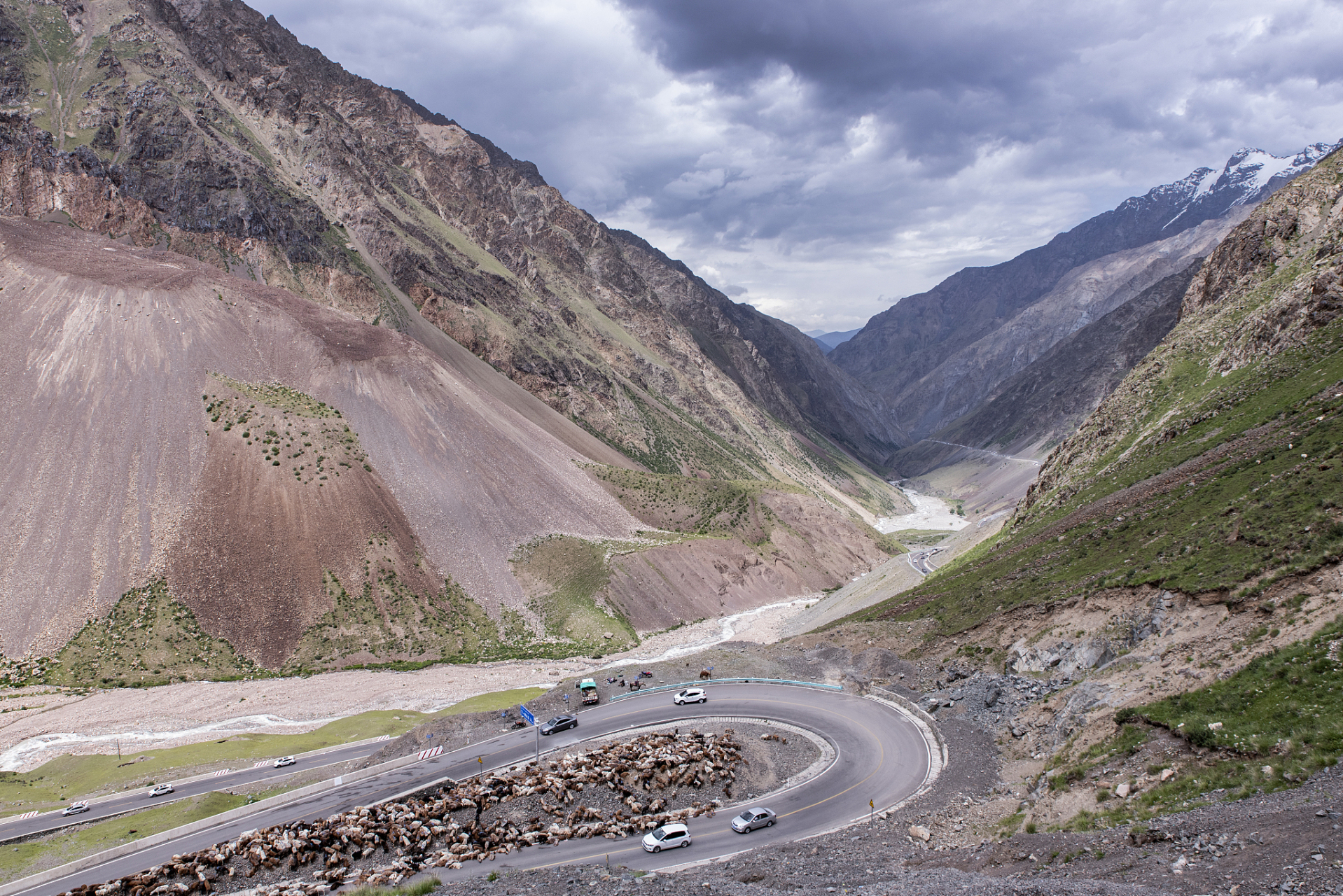 觉巴山垭口位于中国四川省西部巴塘至西藏自治区东部芒康县和左贡的