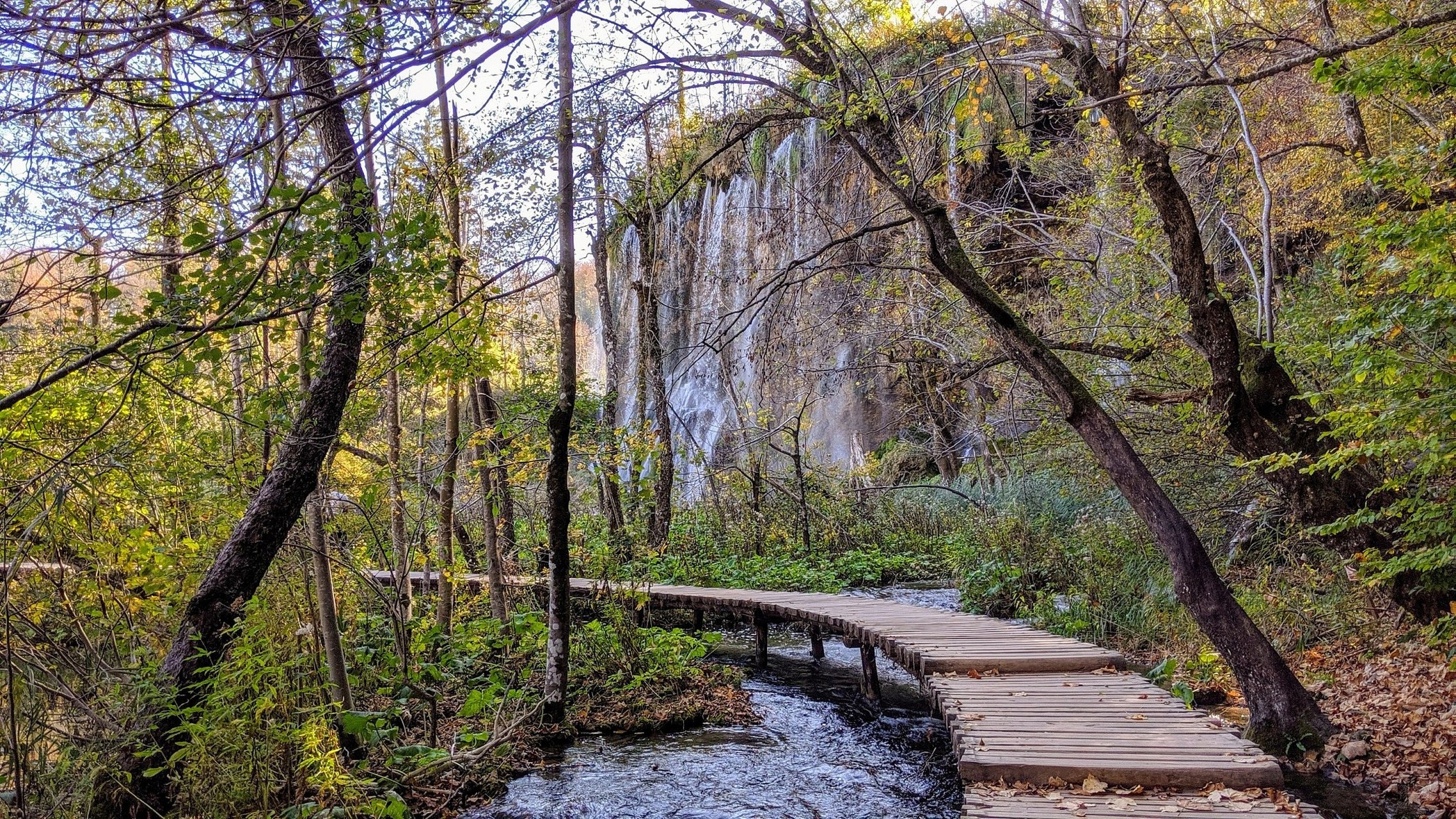 天桥沟森林公园,位于辽宁省宽甸满族自治县境内,是国家aaaa级风景旅游