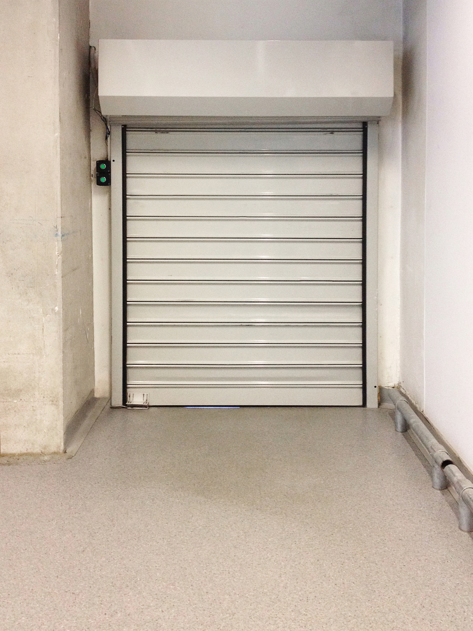 手动卷帘门是商铺和仓库等场所常用的一种门型,但是在长期使用过程中