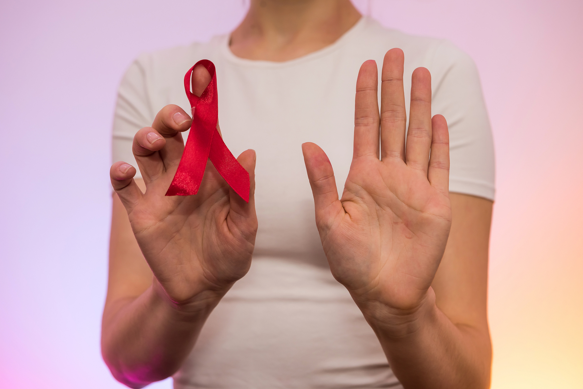 然而,艾滋病的感染途径并不是明确的,它的感染过程可能会由于各种不同