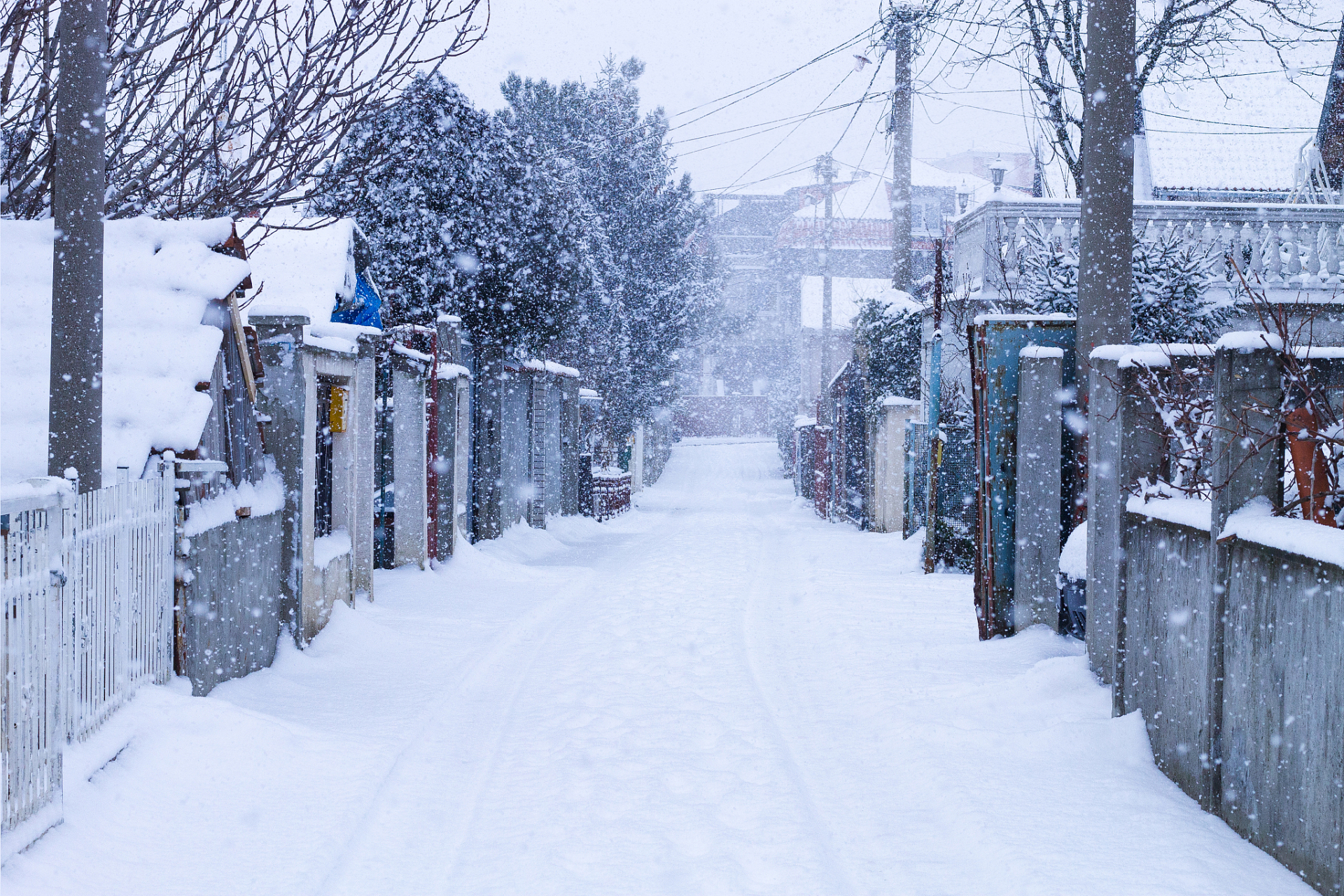 铁炉上烧开的水壶,噗噗作响.寂静的街道上,不见人来人往.
