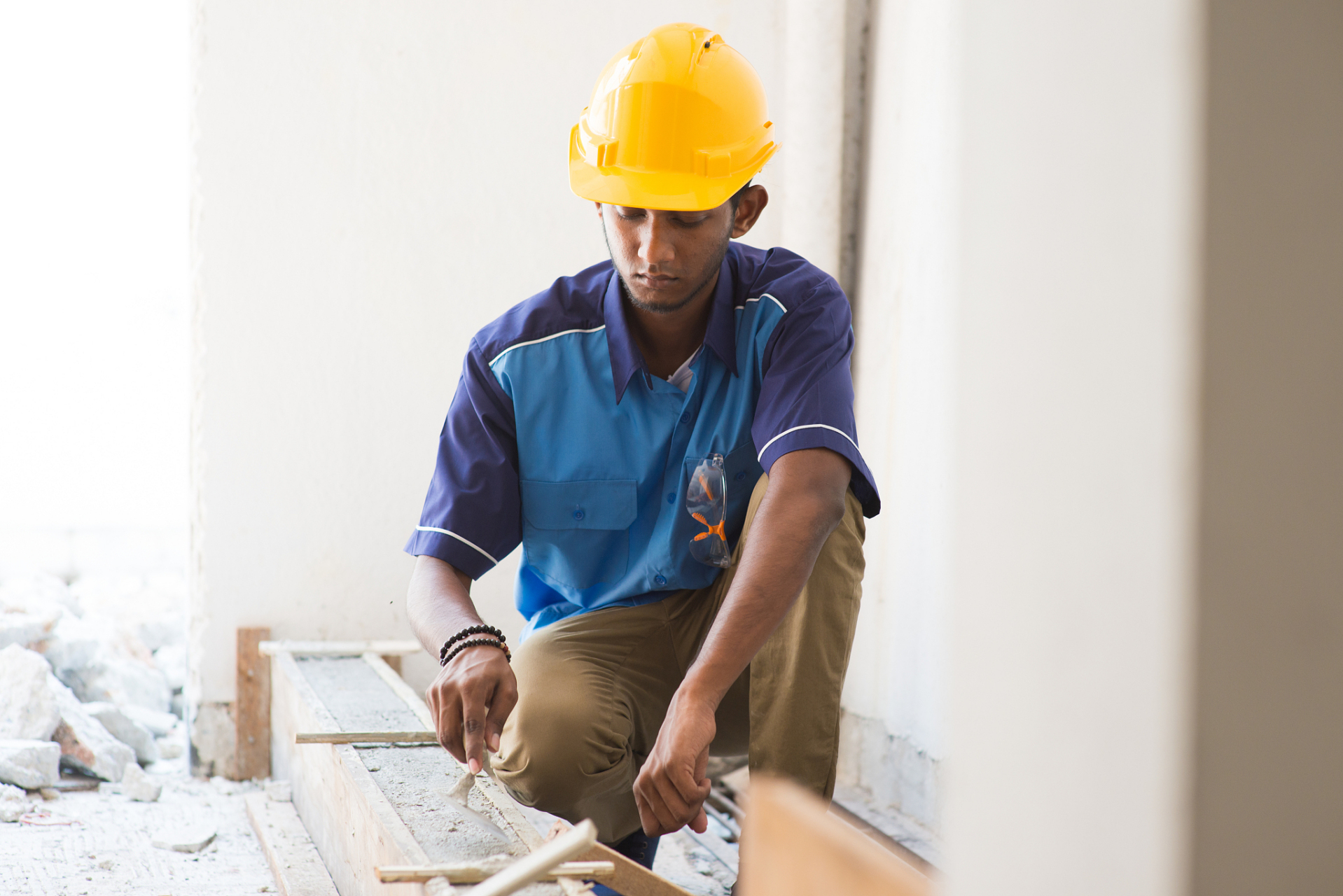 兄弟俩在工地上做小工,他们一心想要买一套属于自己