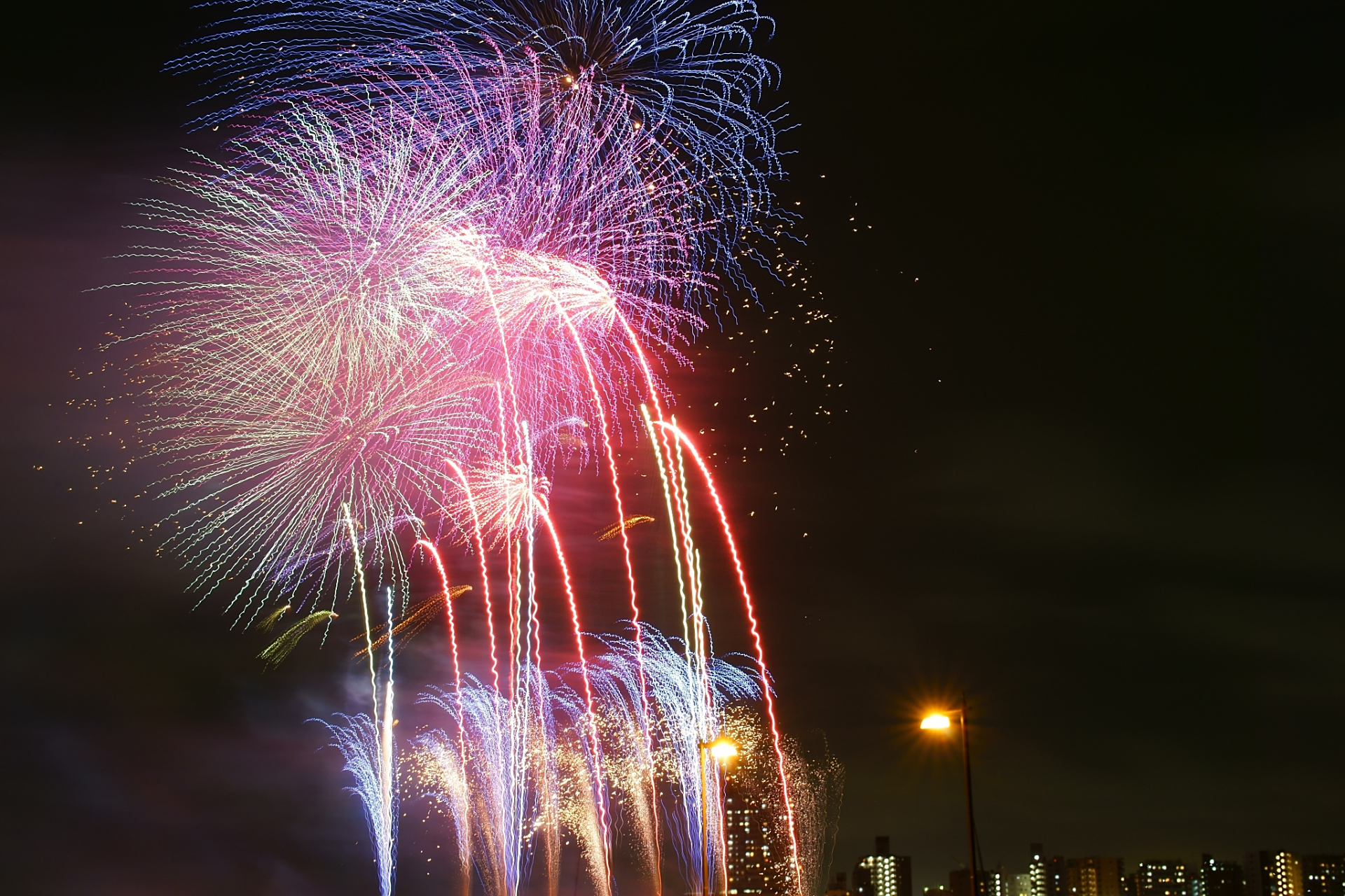 在古代,人们相信鞭炮和烟花的爆炸声和火光可以吓走邪恶的鬼神或瘟疫
