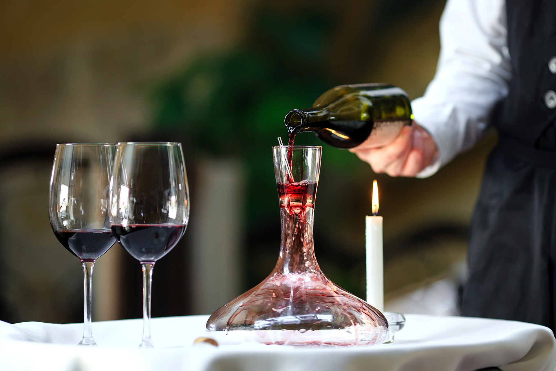 醒酒让单宁充分氧化,红酒果香四溢,口感更醇厚柔顺.