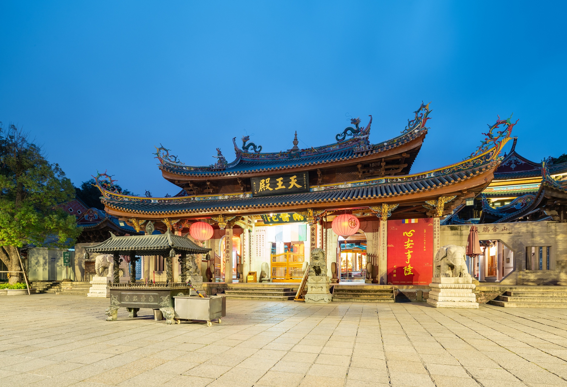 厦门,这座美丽的海滨城市,拥有得天独厚的自然风光和丰富的文化底蕴.