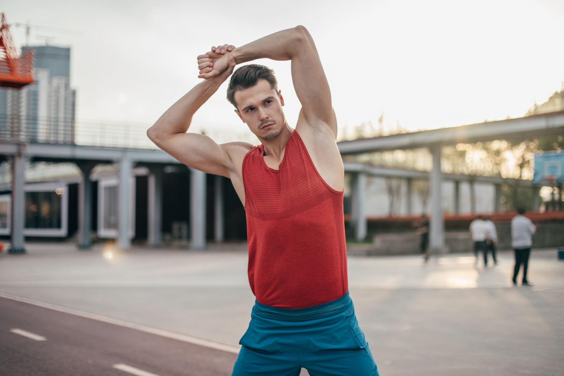 男性运动前热身必备:俯身转体,强化核心力量