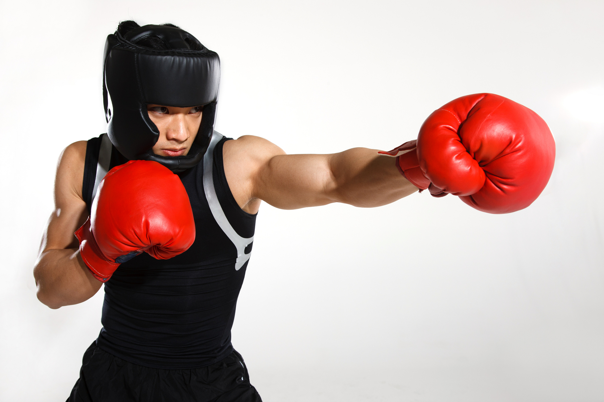 1936年,武术家寇运兴在德国柏林表演武术,遭到芬兰拳击手挑衅,说:我要