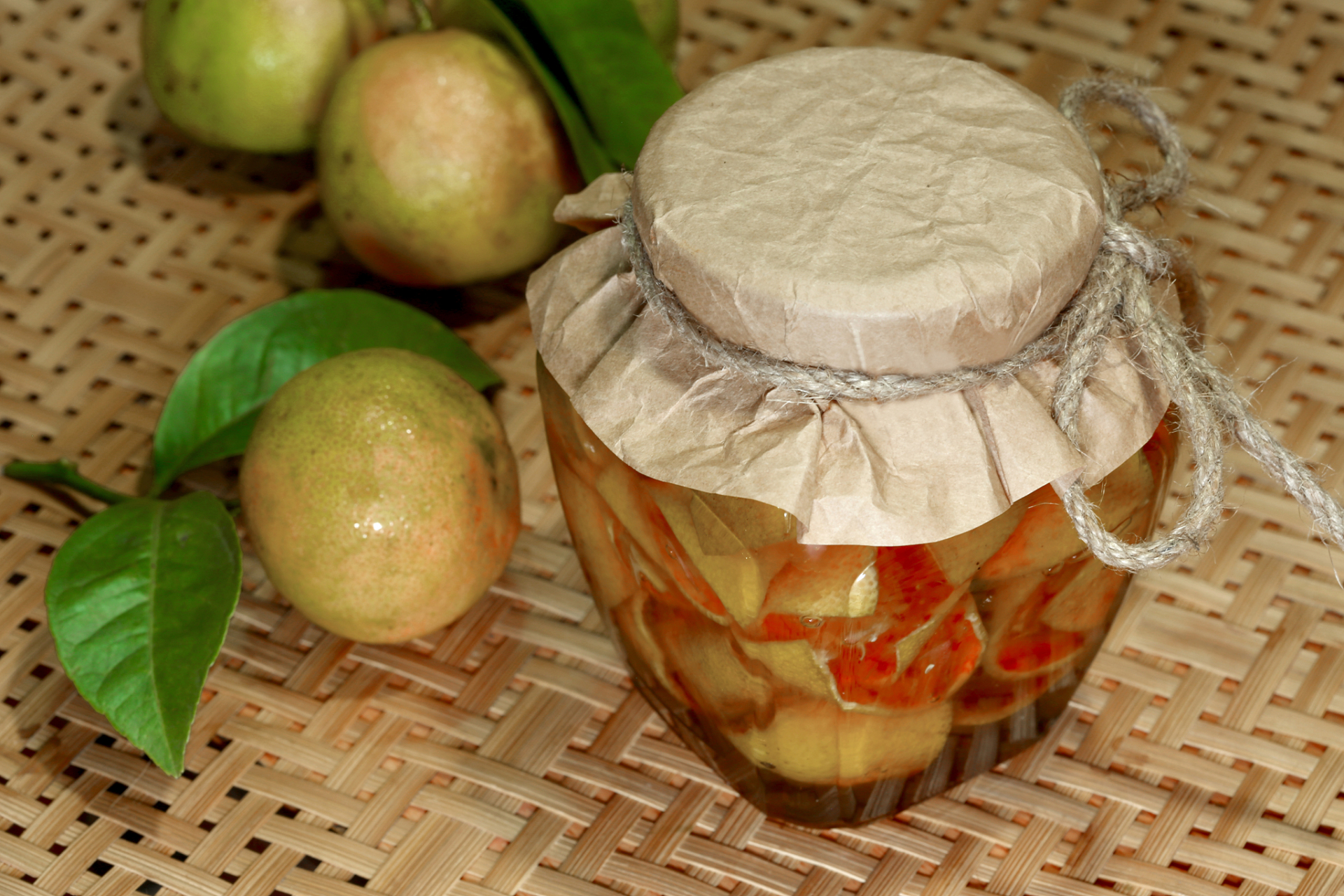 百香果泡酒的正确方法:准备5-7斤百香果,2-3斤冰糖和10斤高粱酒,将百