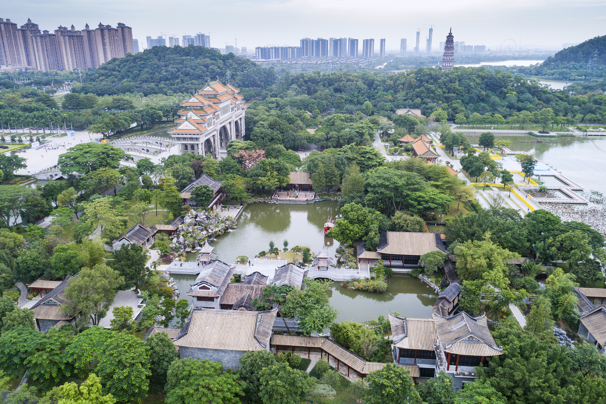 在佛山岭南天地,品味新派粤菜,潮汕牛肉,川菜,海鲜大咖等美食,欣赏