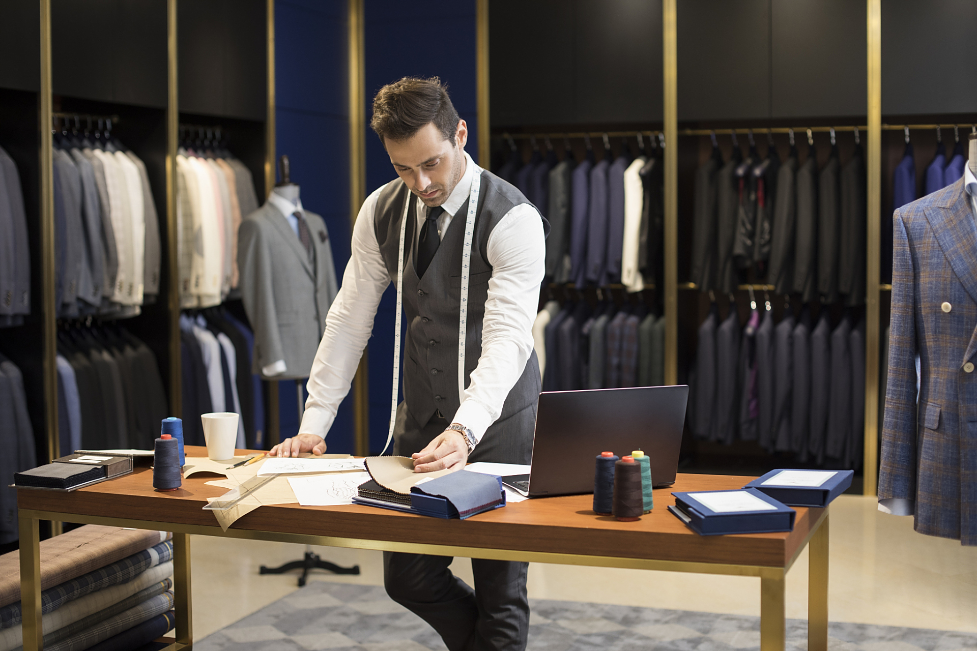 海澜之家定位于中高端男装市场,面向中产阶层男性消费者,产品涵盖商务