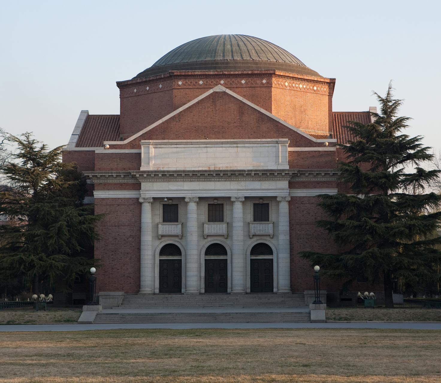 清华大学人文学院涵盖文学,历史学,哲学等学科,拥有多个博士,硕士学位