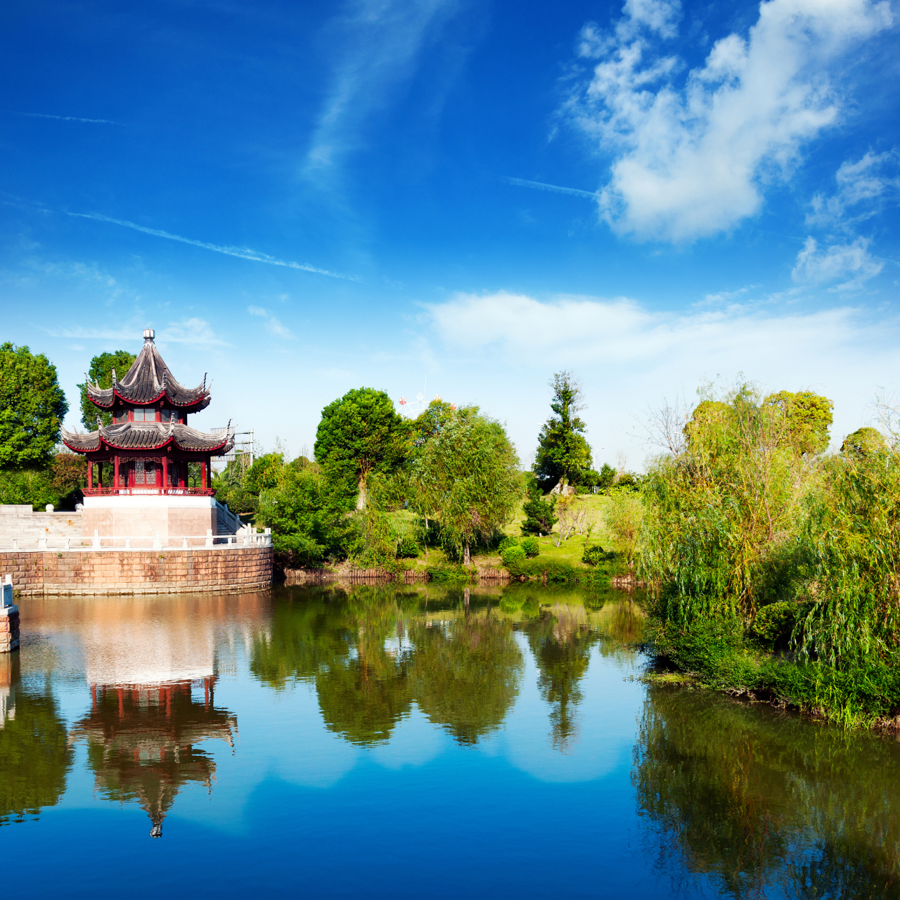南京白鹭洲公园东北角的鹫峰寺,建于明代,以纪念唐朝名僧鹫峰.