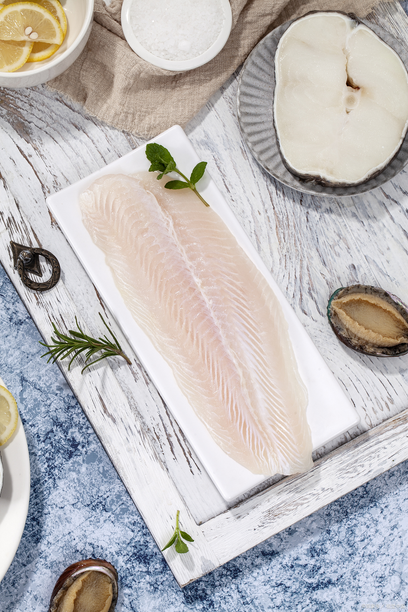 龙利鱼和巴沙鱼的区别:  1 品种与产地   龙利鱼,又称为半滑舌鳎,是一