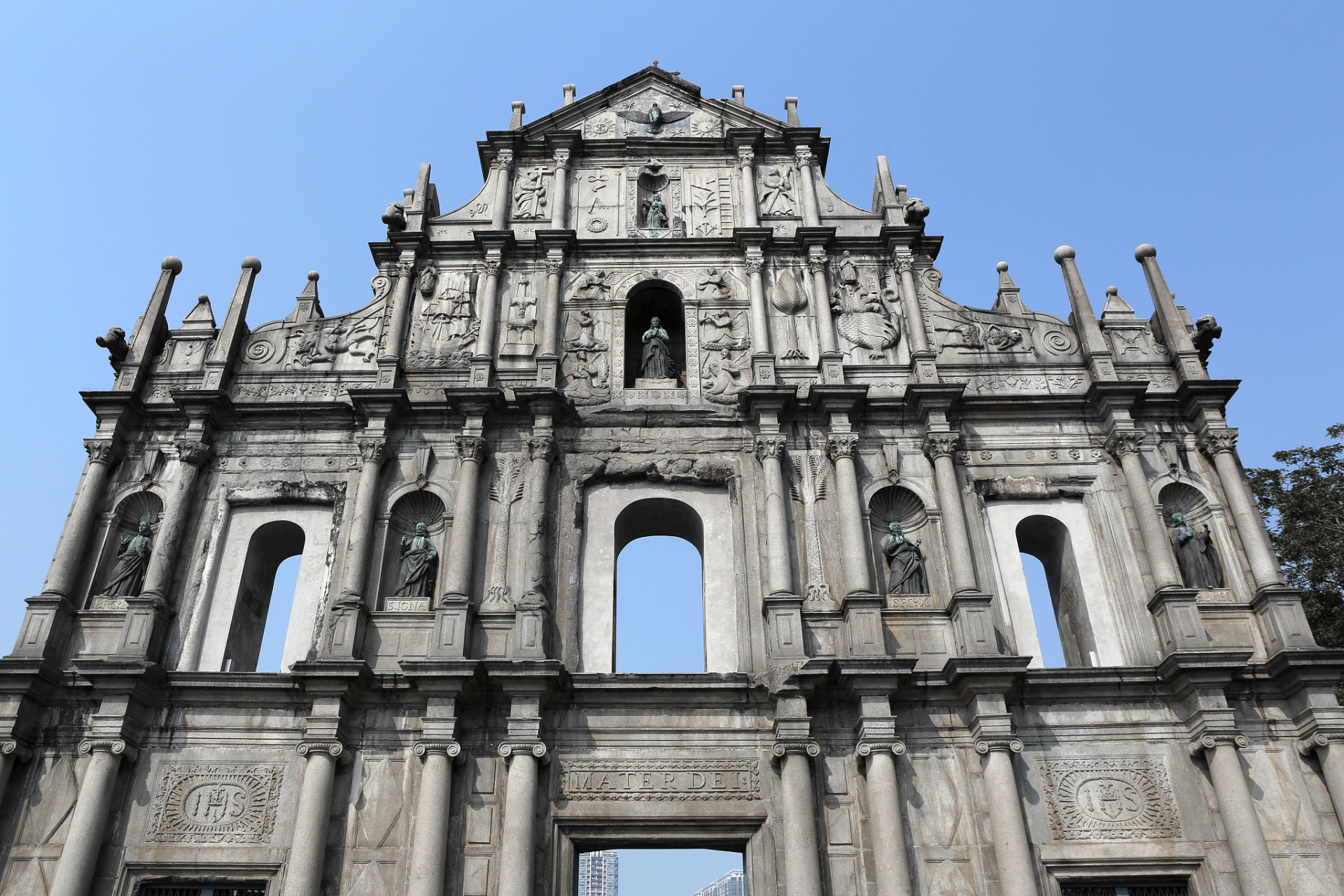 澳门的大三巴牌坊不仅是一座哥特式建筑的壮丽之作,还是澳门历史城区