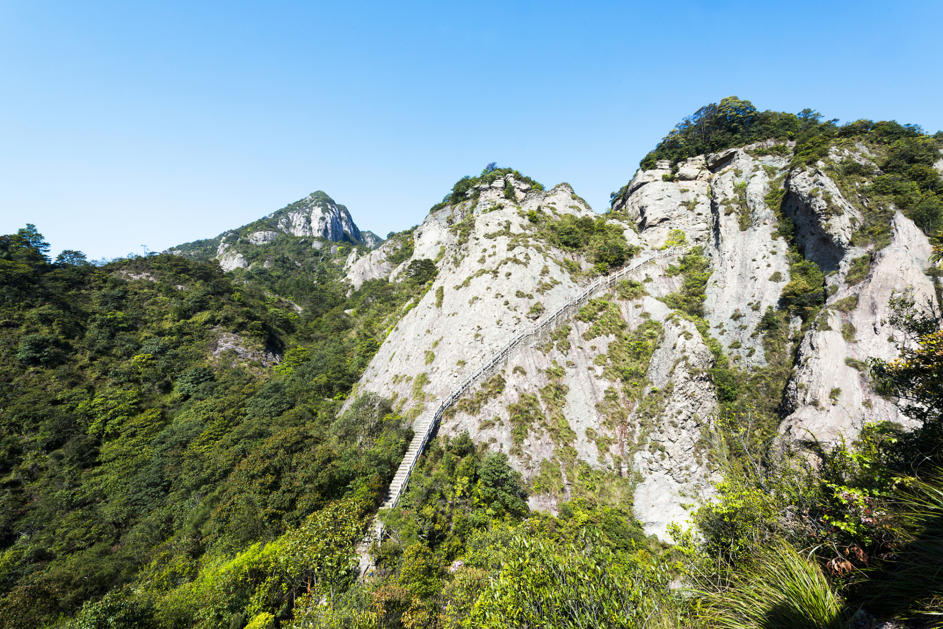 雁荡山,又名雁岩或雁山,其名字的由来是由于山顶上有一个碧波荡漾的