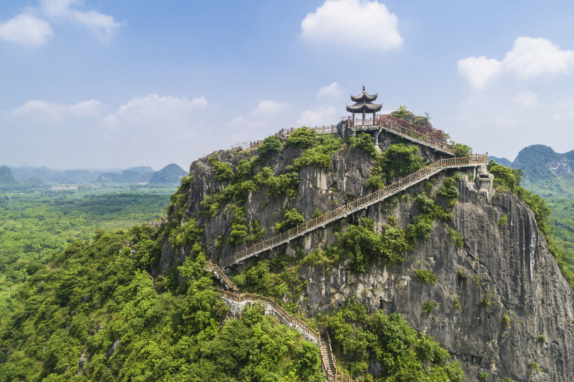 梵净山,位于贵州省铜仁市,拥有壮丽的自然风光和悠久的历史文化,是