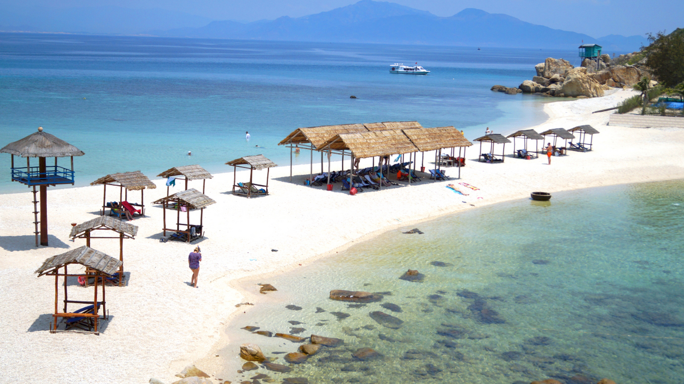 蜈支洲岛,位于三亚市南海乡,是三亚旅游的瑰宝之一.