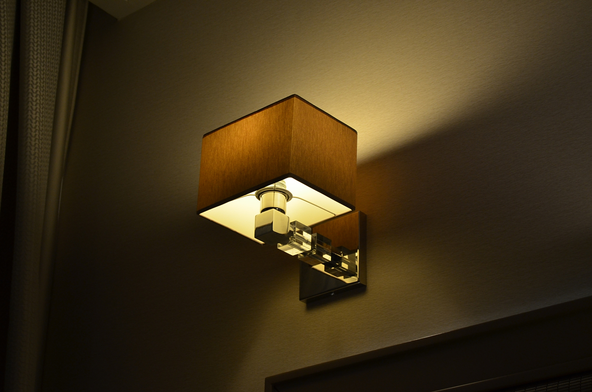 以下是一些方法:  94 壁灯高度:壁灯的高度在现代风格中非常重要