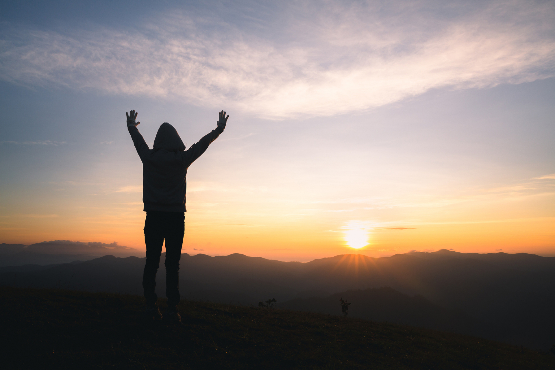 人生正当时# 如何建立自信和自尊  建立自信和自尊是一个循序渐进的