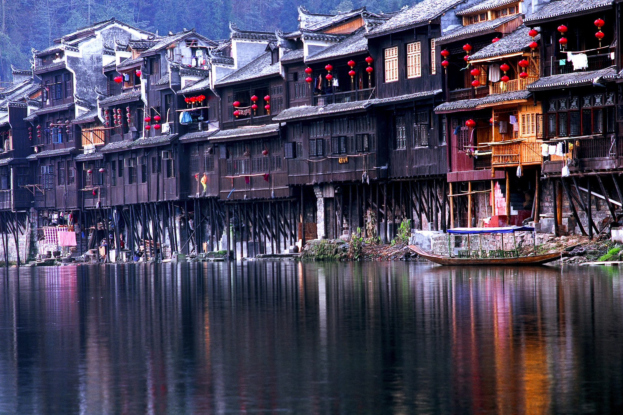 作为旅游博主,我推荐国内三大经济实惠又好玩的景点:凤凰古城,浙江