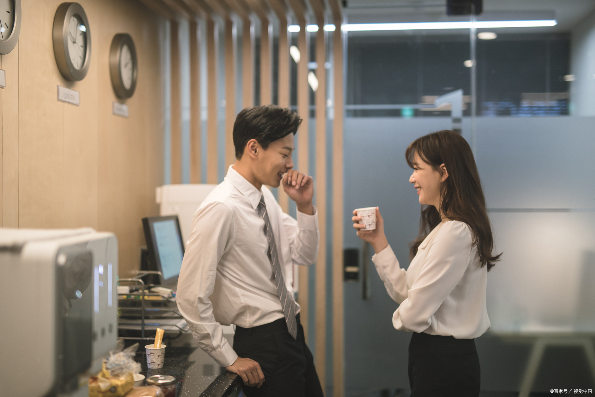 职场中办公室恋情如同走钢丝,一边是升职加薪,一边是爱情甜蜜,如何