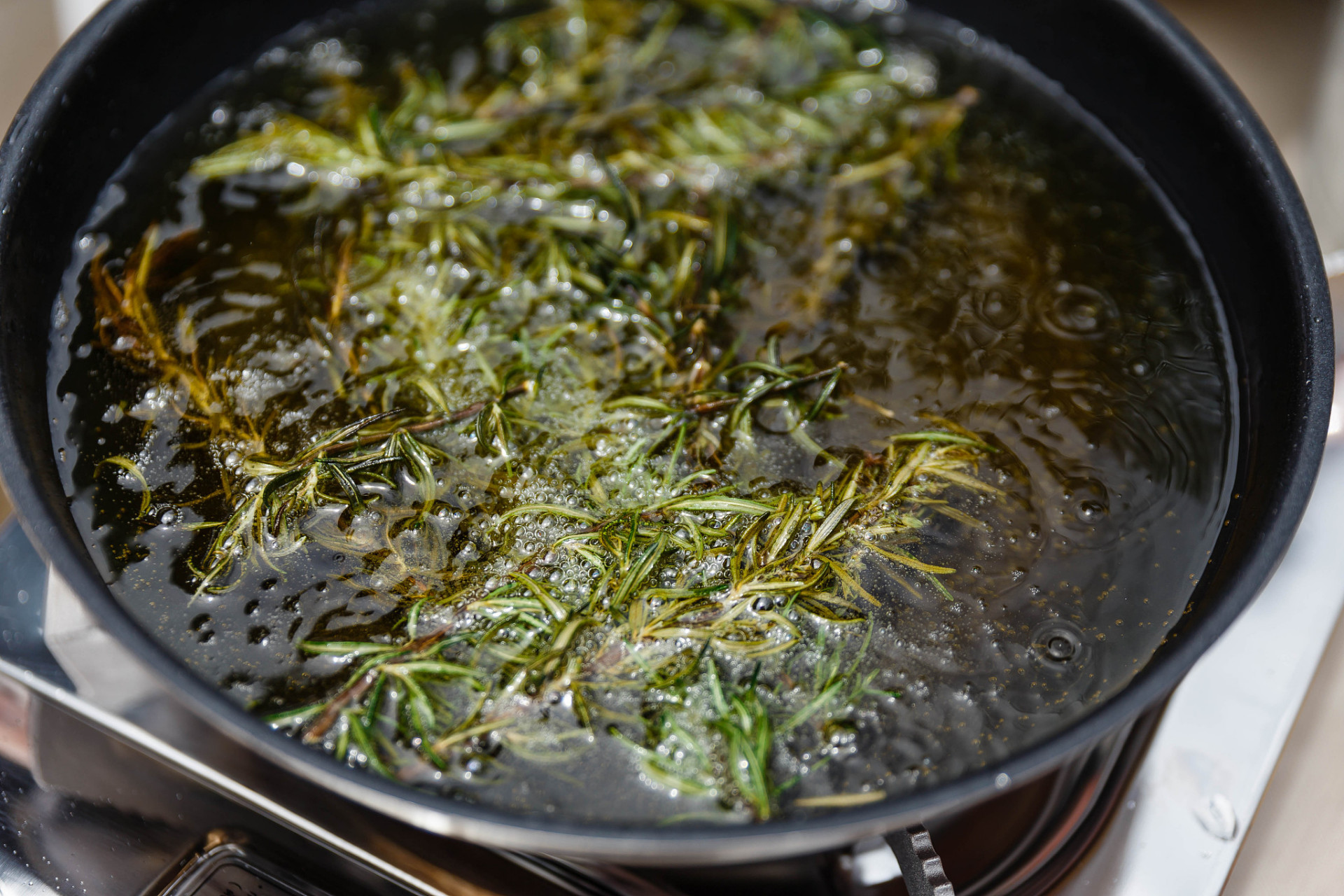 现在用艾叶煮水洗头,竟然有如此效果  脱发,掉发,早上起来梳头看到