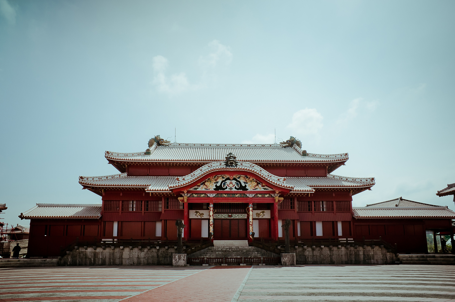 路人怒怼:背包和衣服上印有日本投降书,过于激进,破坏中日友谊,当事人