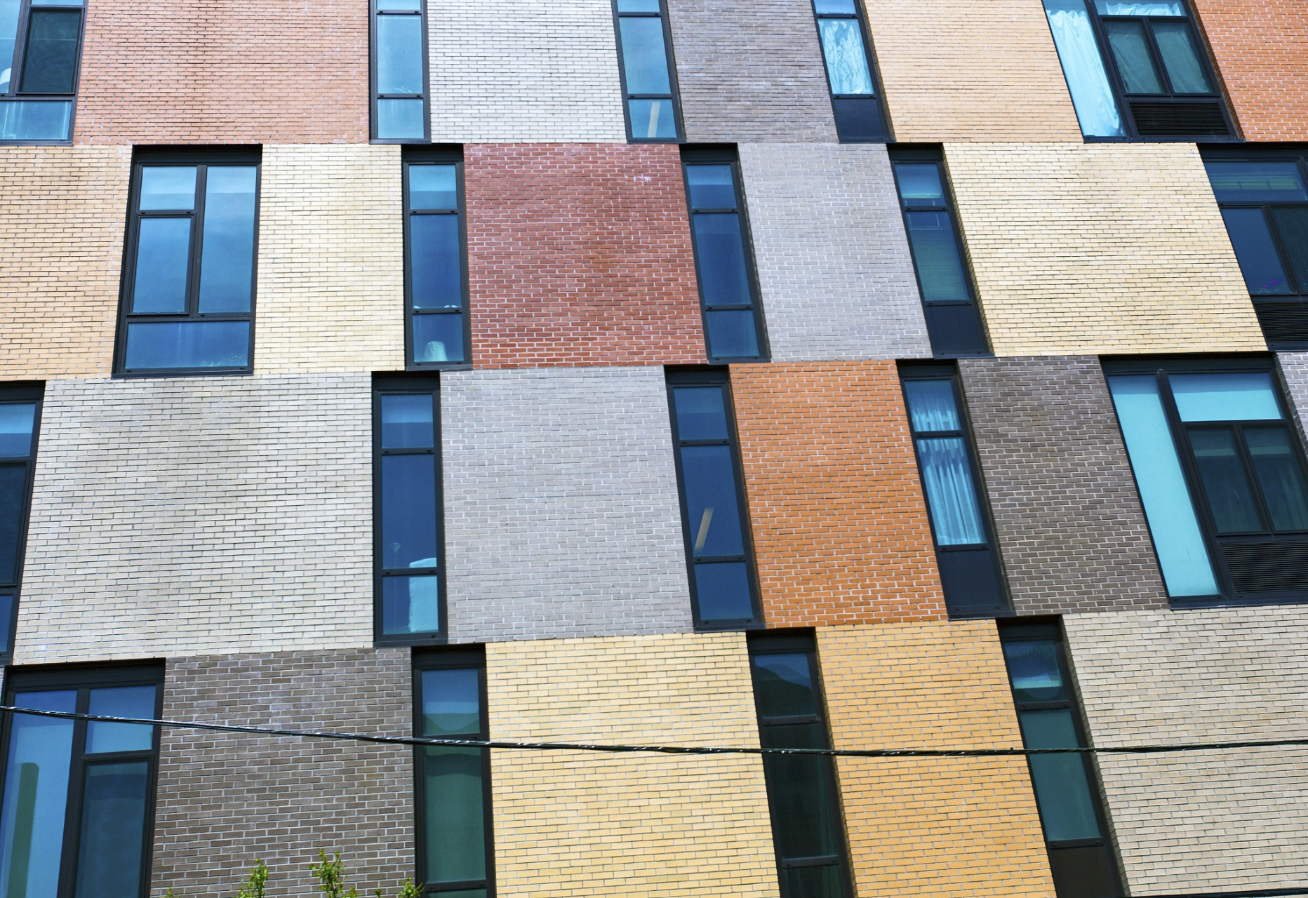 陶板在建筑幕墙中的常见形式有单层陶板,双层中空式陶板,陶棍以及陶