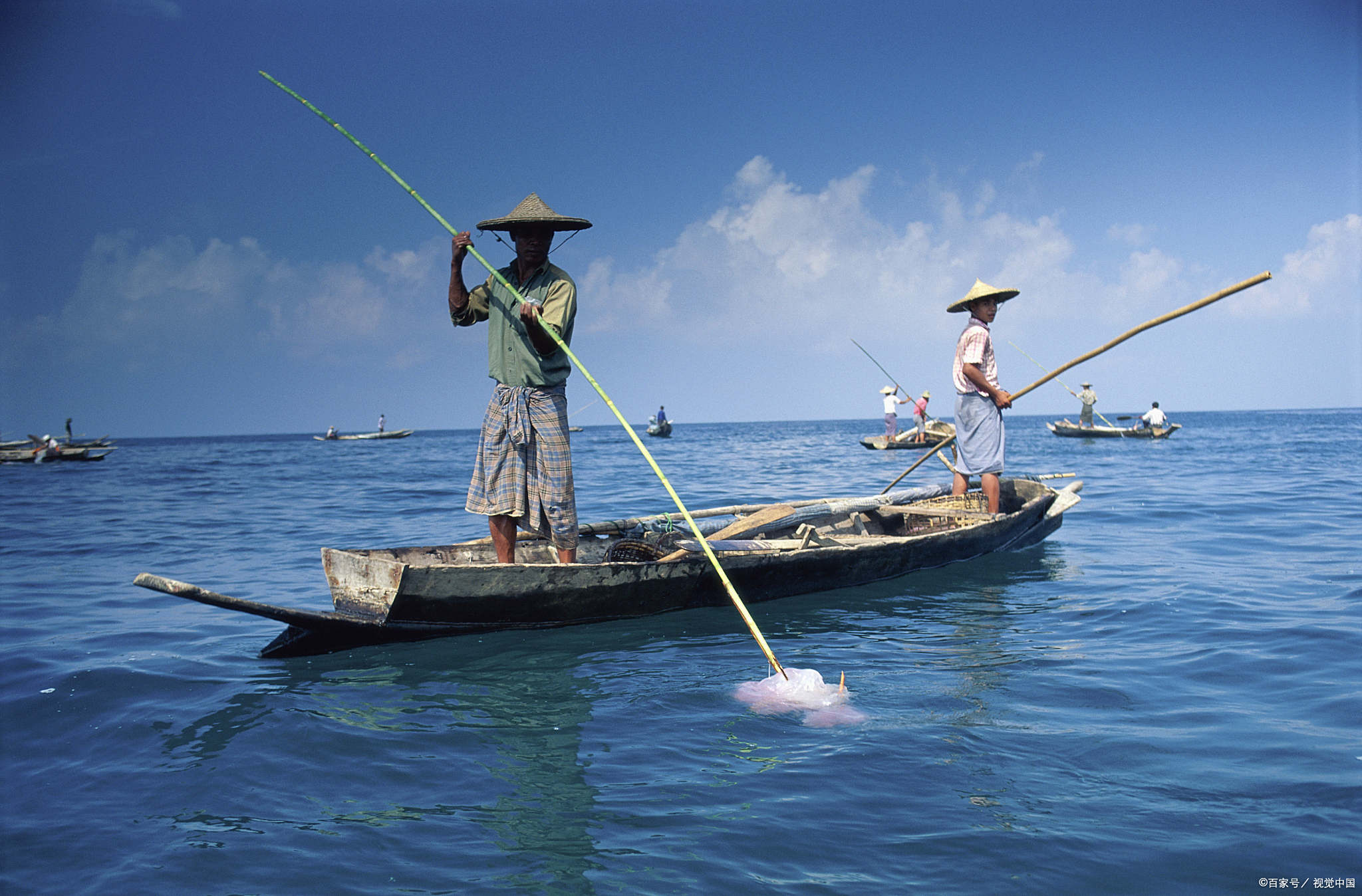 很久以前,太平洋有一个小岛国,它位于一个美丽的海湾中