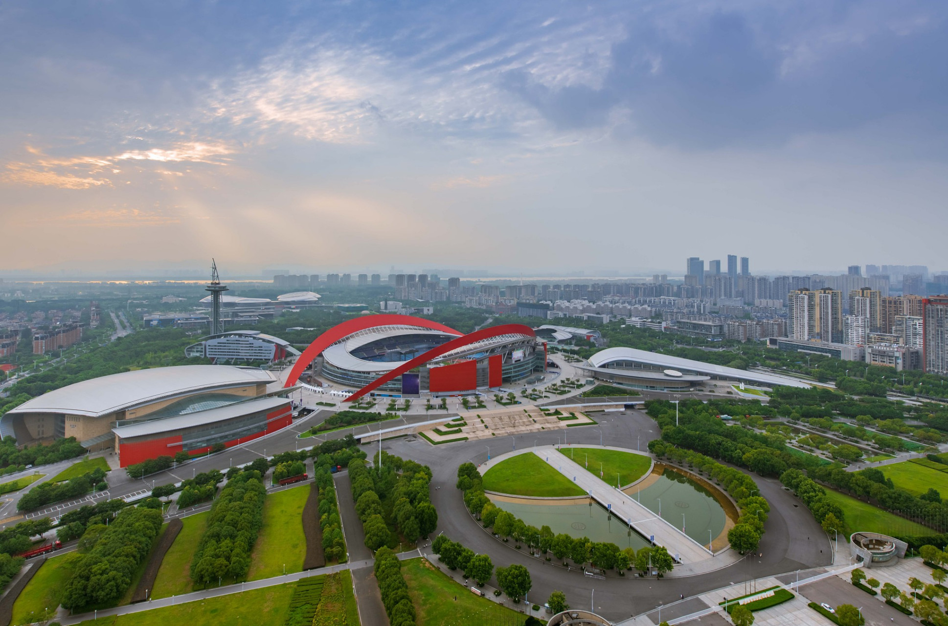 仲夏巡游指南#夏天去哪玩:南京奥体中心:夏日运动与音乐的狂欢地!