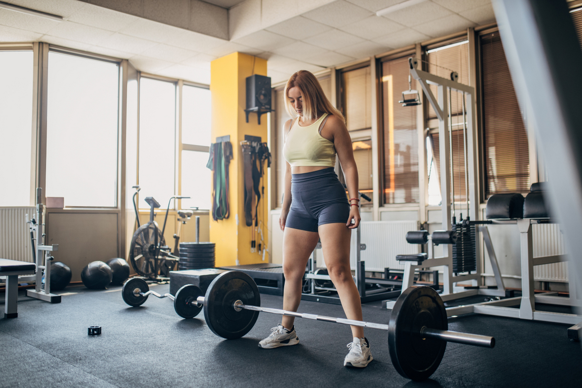 人体的新陈代谢相对缓慢,运动应以室内的,温和的有氧运动为主