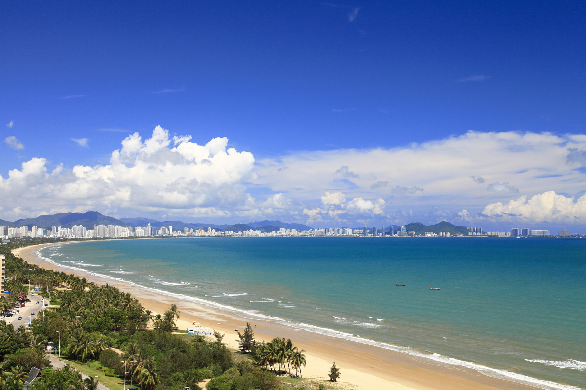 嬉行记# 三亚,这座地处中国南海蓝色海岸线上的城市,以其绝美的海滩