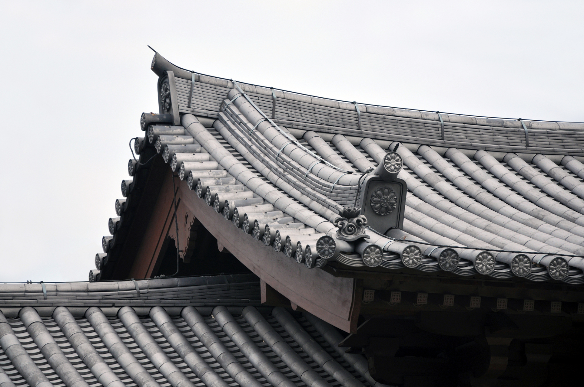 屋脊,是中式建筑的灵魂和脊梁.它不仅仅是建筑形式的表达,更是千年匠