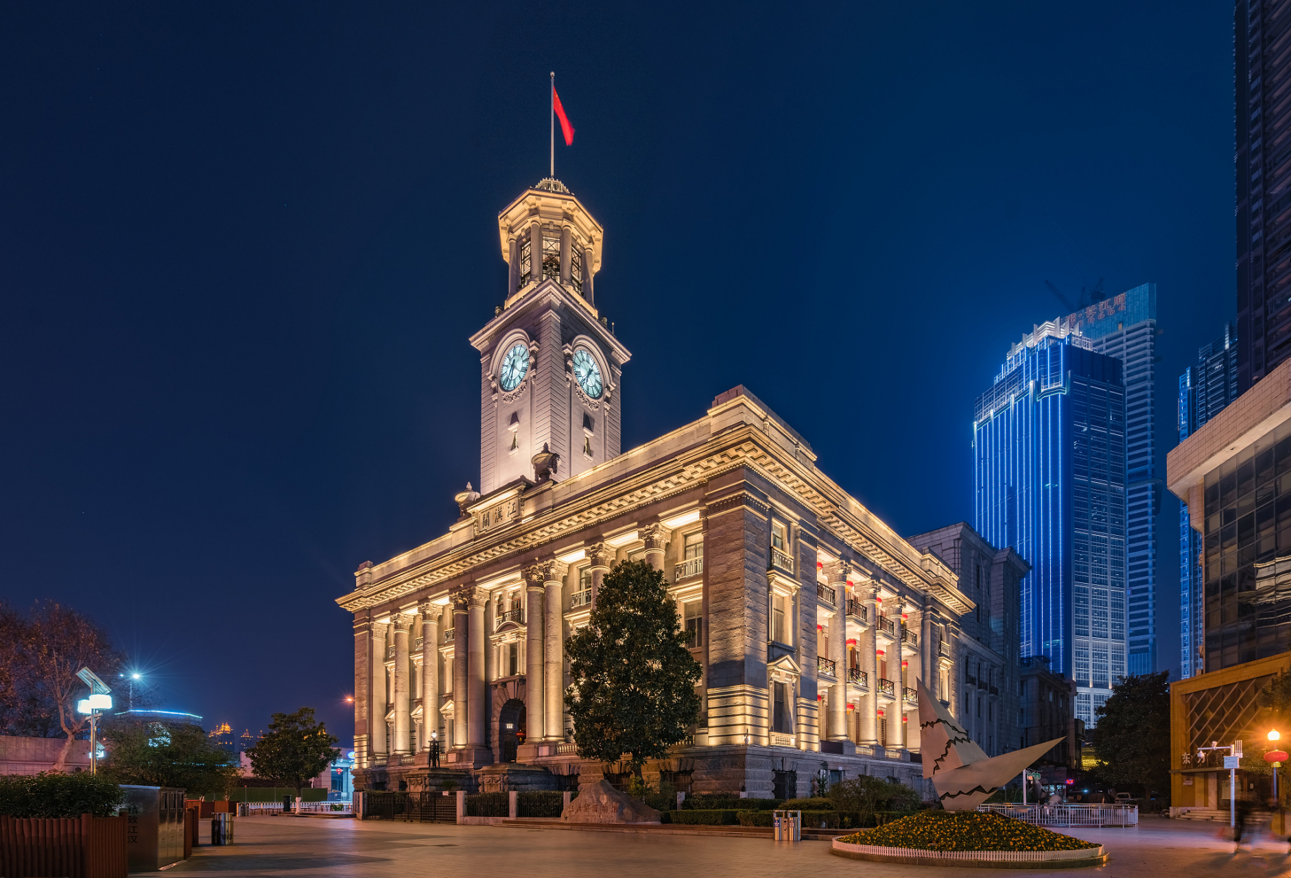 江汉关大楼位于湖北省武汉市汉口沿江大道与江汉路交会处,是中国现存