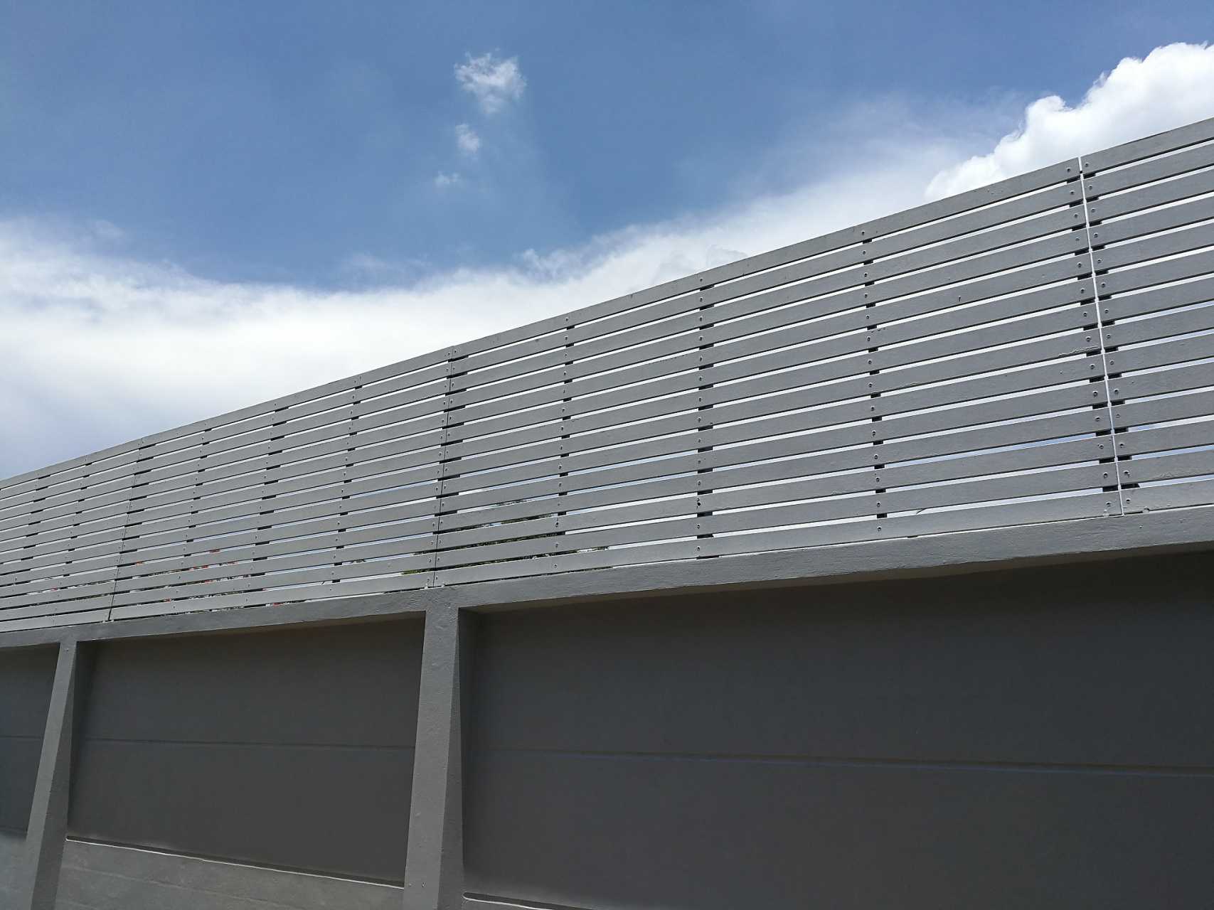 水泥声屏障可以根据其样式和结构进行分类.