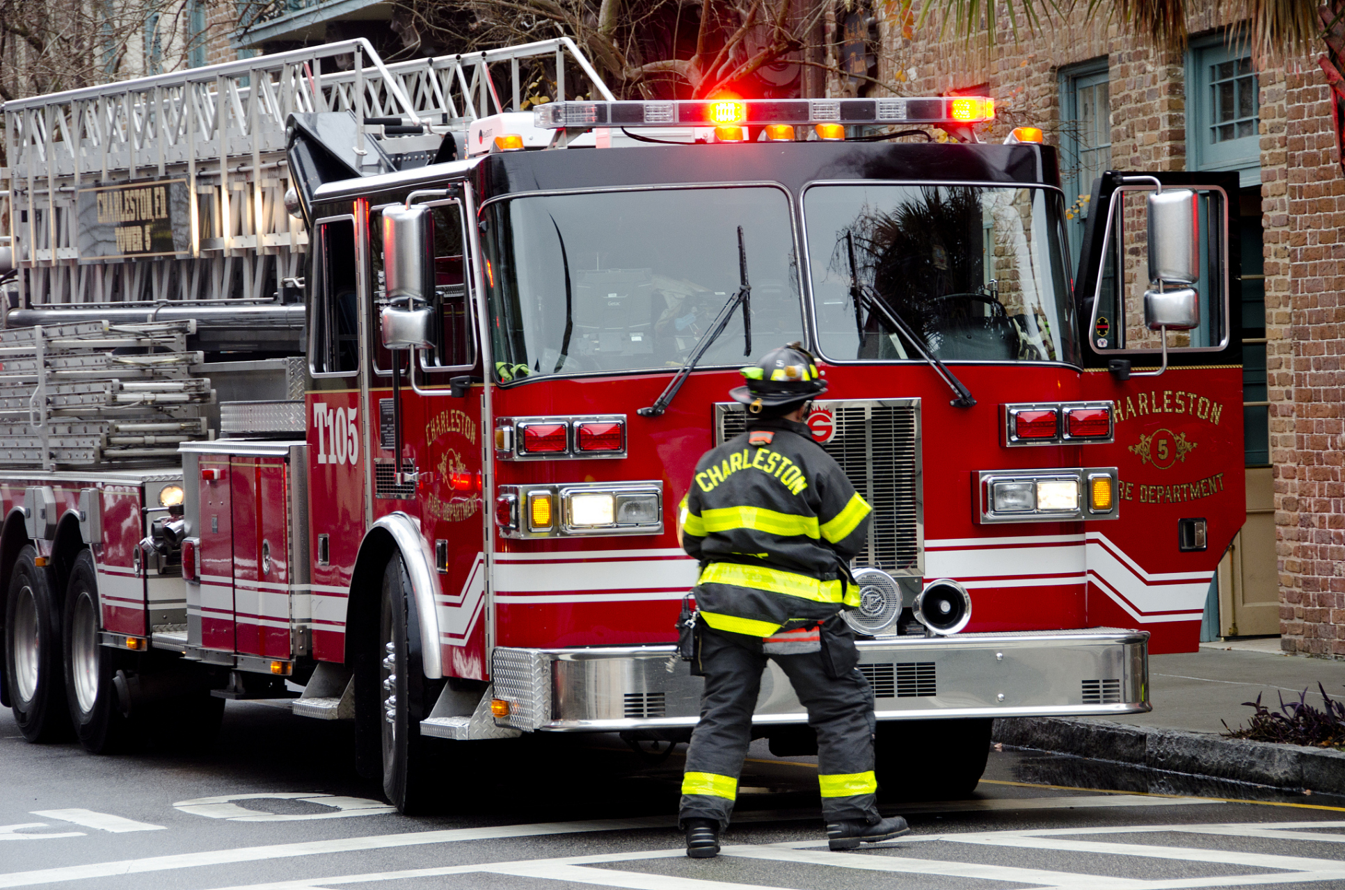 在左转车道等红灯时,身后两辆警灯闪烁,警笛齐鸣的消防车快速驶来, 浙