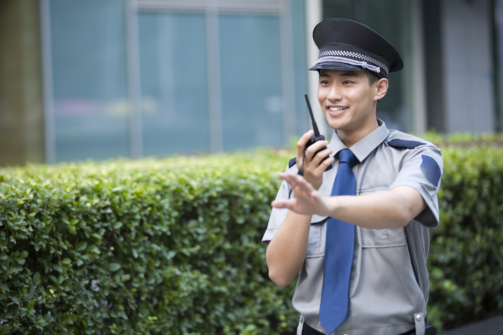 大学生面临就业难和职场内卷的压力,有人选择辞职当保安,因为工作轻松