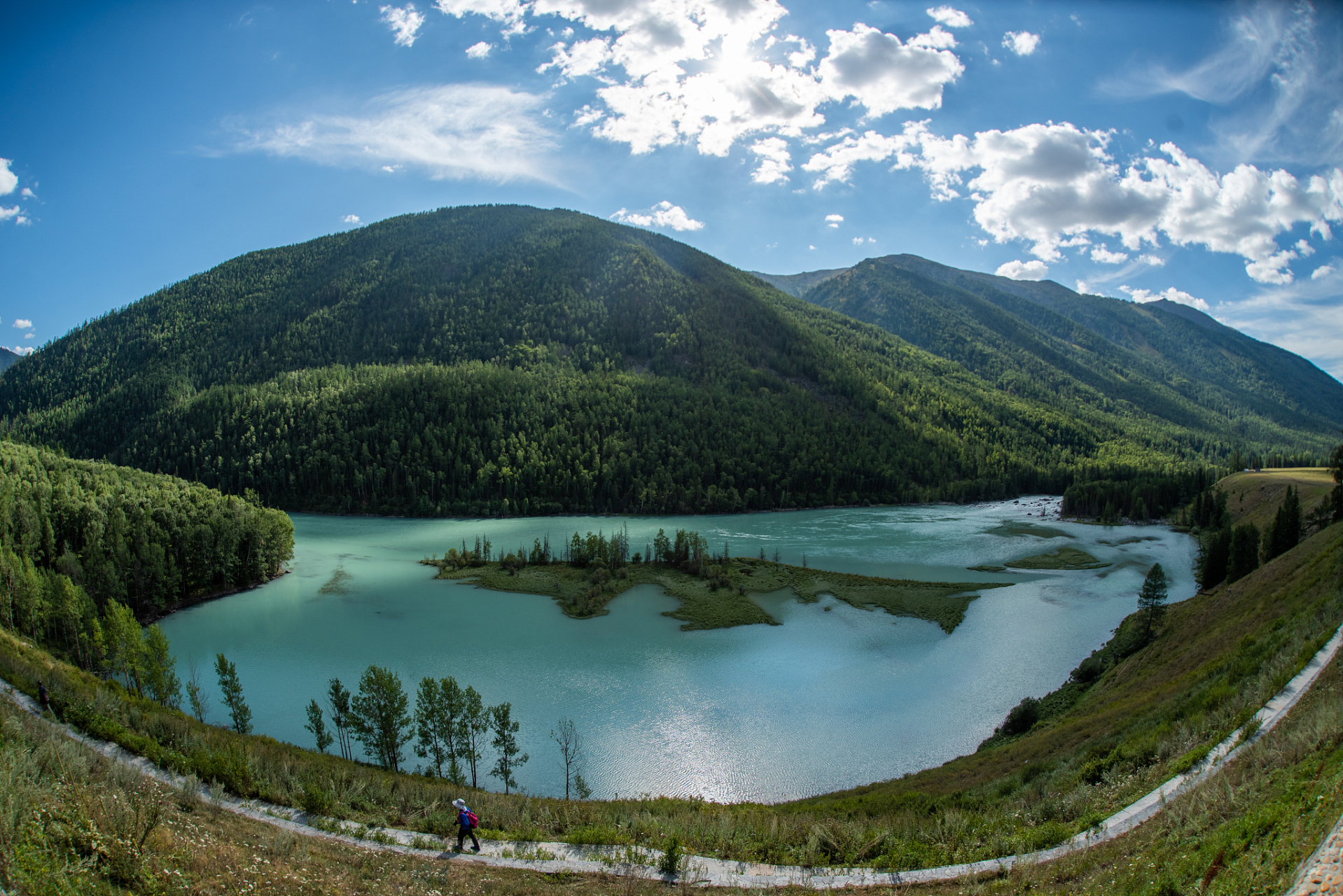 新疆卧龙湾,那是一个充满神秘和魅力的地方.