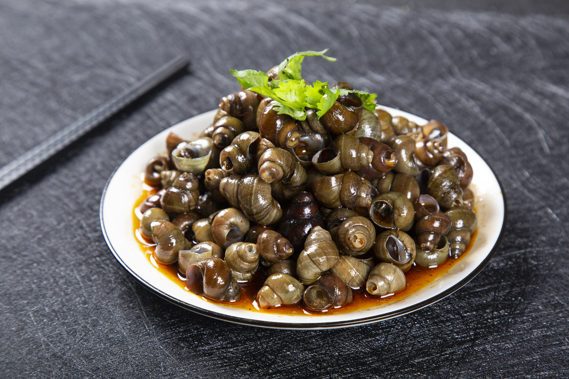 以下是一份制作香辣螺的简单做法: 所需食材:  1.