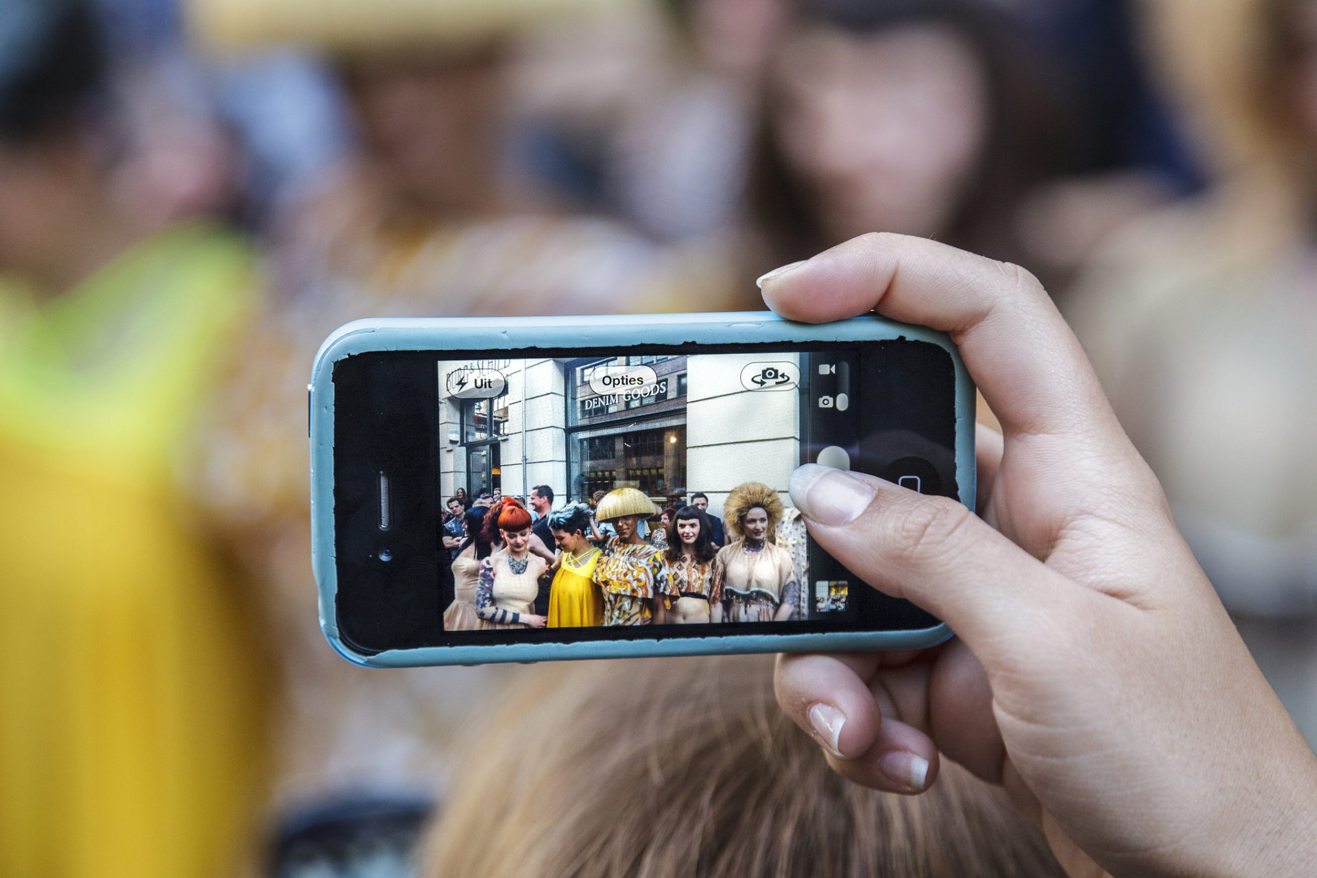 决定手机拍照质量的三要素是光线,稳定性和焦距.