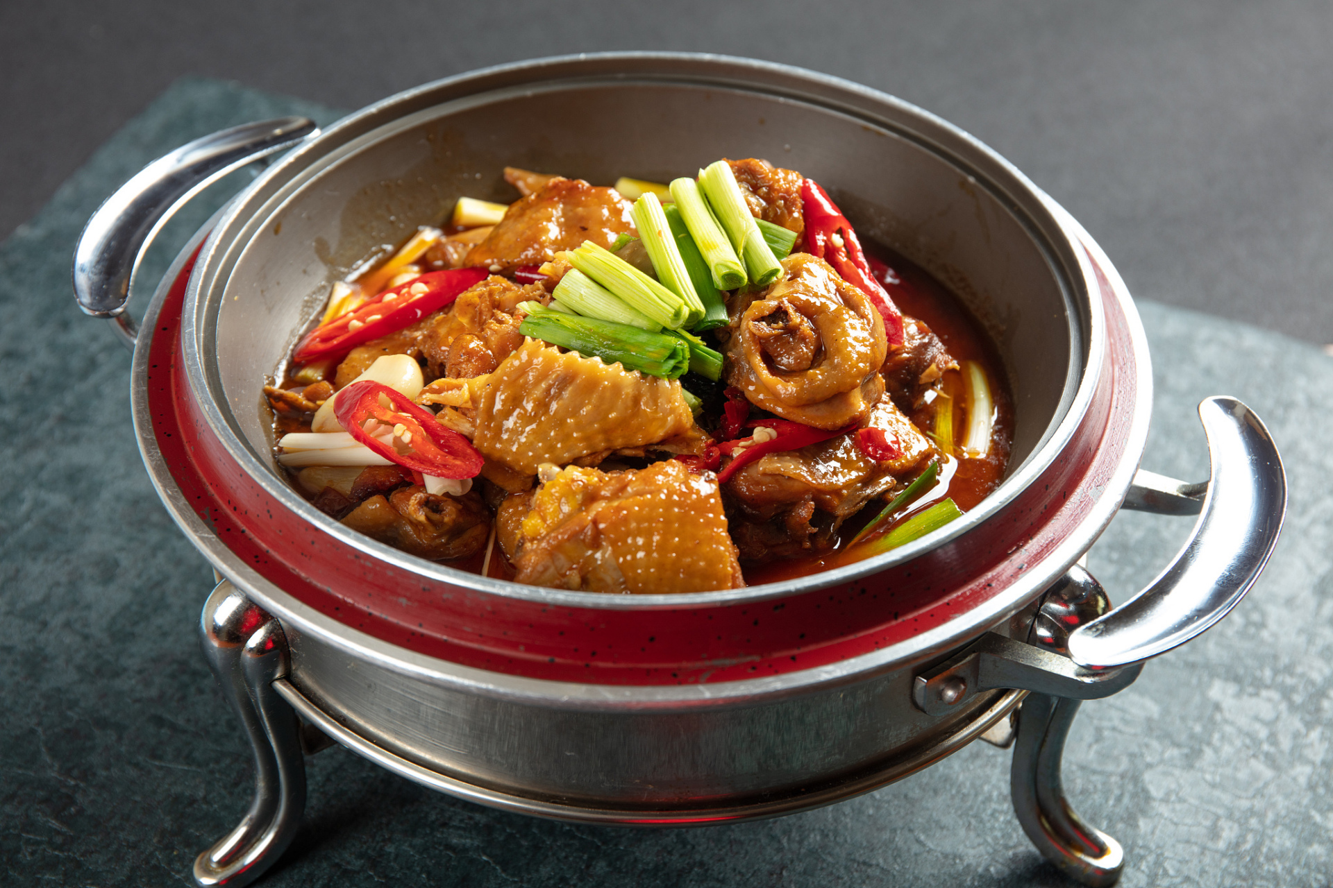 红烧鸡肉先把鸡煮一遍备用,锅里热油放入葱姜蒜,干辣椒炒香,再倒入煮