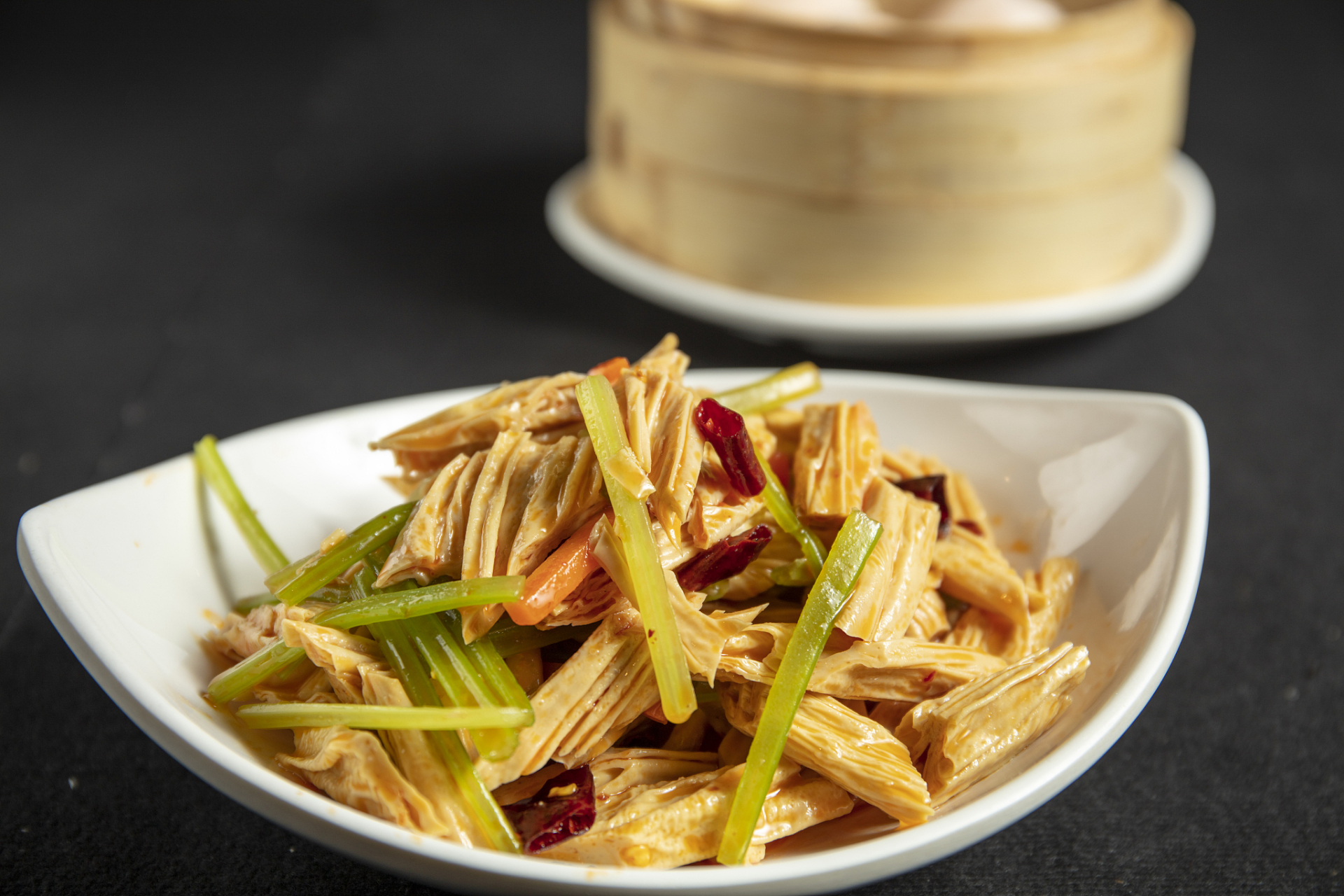 腐竹是一种常见的豆制品,具有浓郁的豆香味和独特的口感.