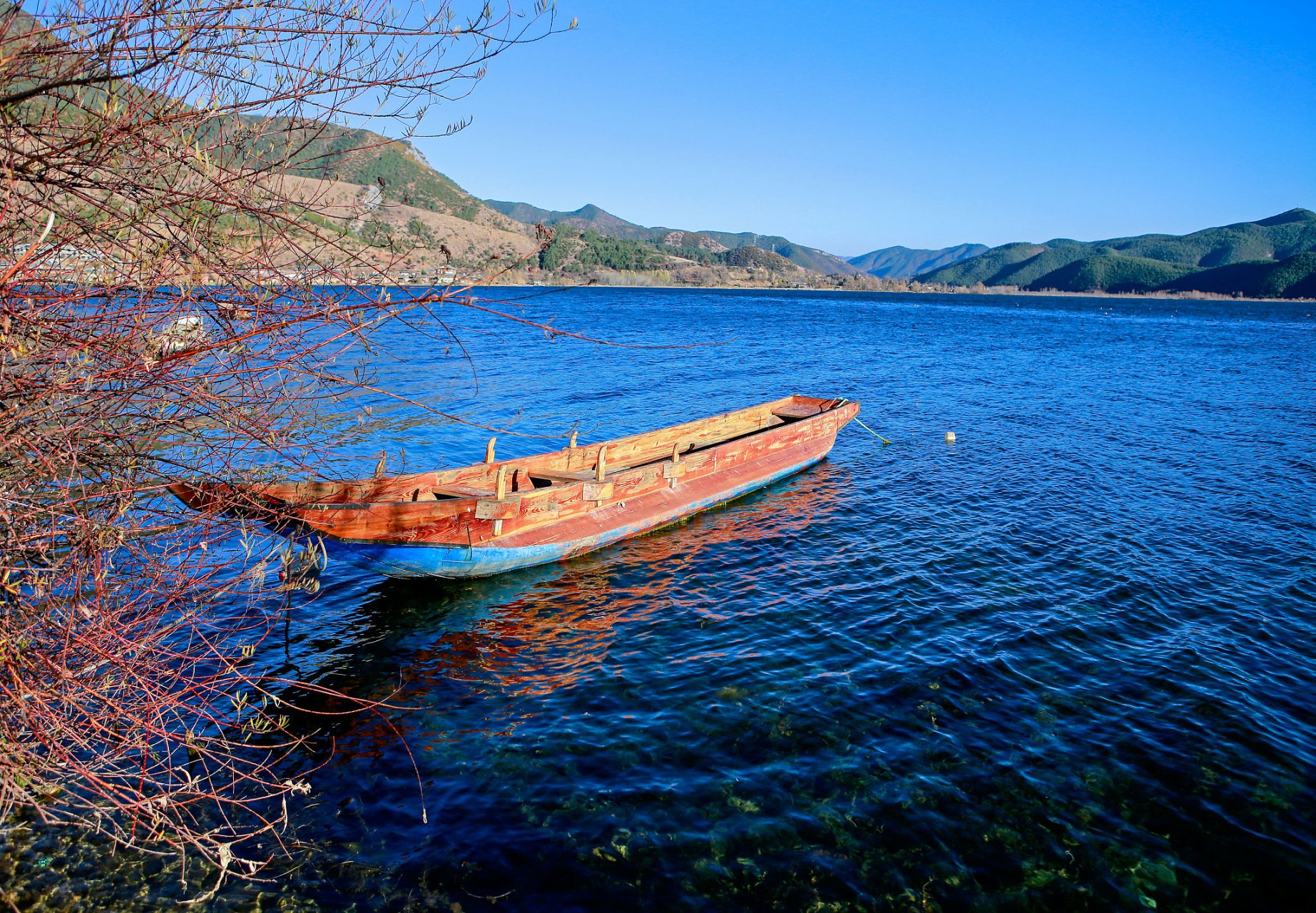 湖面小船图风景图片